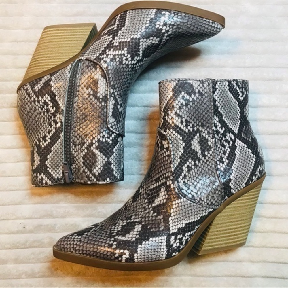 Express Snake Print Taupe Stacked Heel Western Bootie Boots Women’s size 7.5